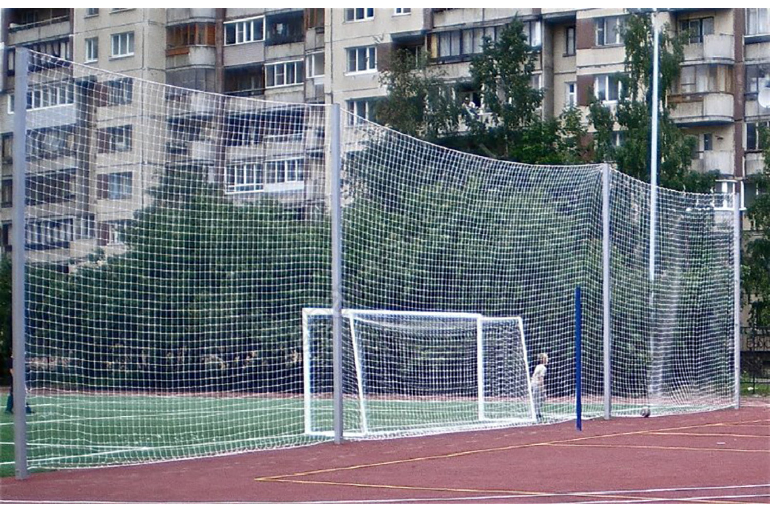 Заградительные сетки для спортивных площадок: надёжная защита игроков и зрителей